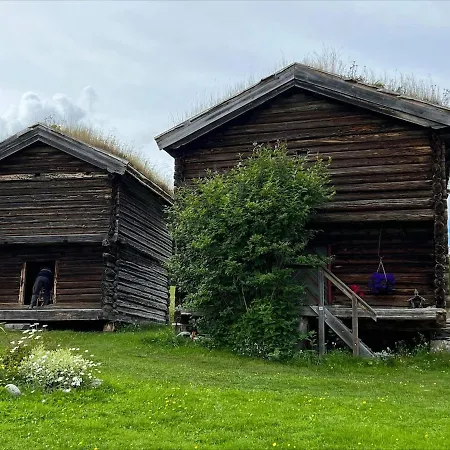 Koselig Tømmerhus På Gammel Gård I Skåbu *