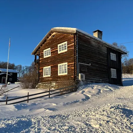 Koselig Tømmerhus På Gammel Gård I Skåbu