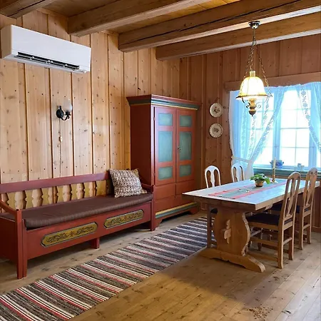Koselig Tømmerhus På Gammel Gård I Skåbu Feriehus