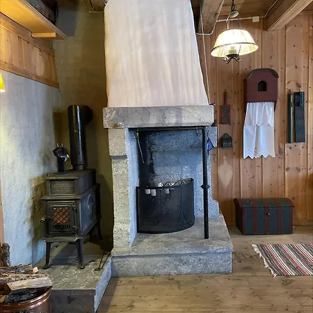 Koselig Tømmerhus På Gammel Gård I Skåbu Feriehus