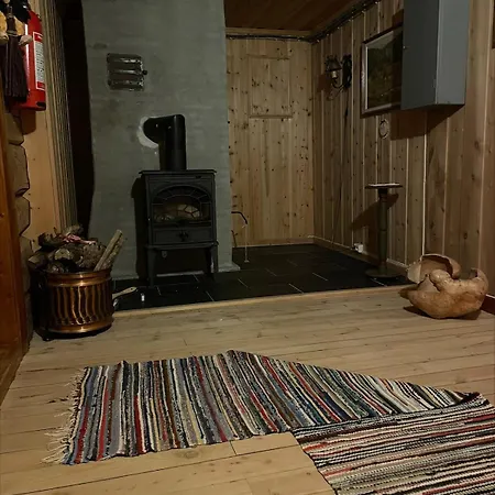 Koselig Tømmerhus På Gammel Gård I Skåbu Graupe