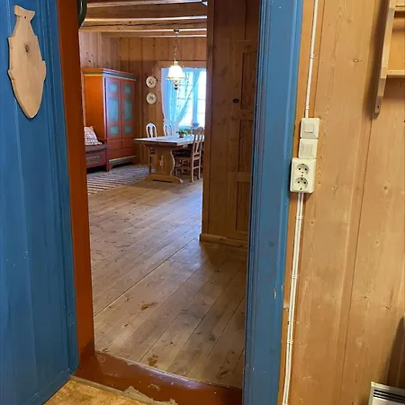 Koselig Tømmerhus På Gammel Gård I Skåbu