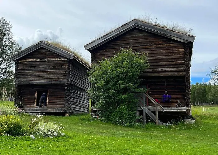 Koselig Tømmerhus På Gammel Gård I Skåbu *