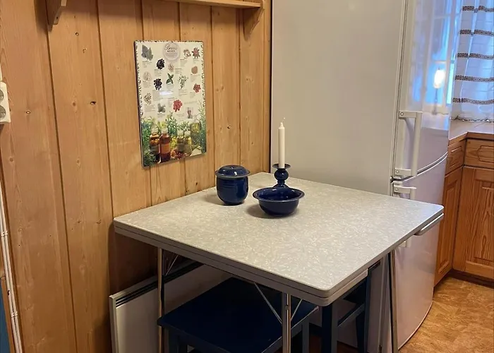 Koselig Tømmerhus På Gammel Gård I Skåbu *